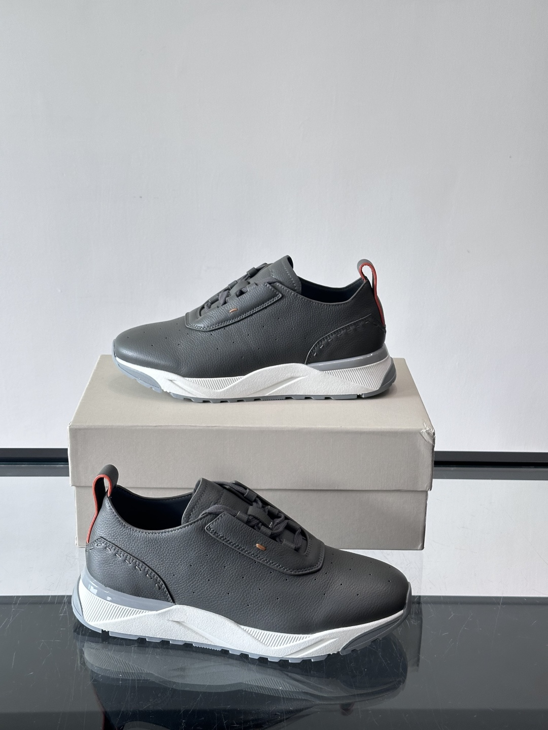 Santoni/圣东尼特别款男士皮革手工休闲鞋，水洗改色工艺，款式新颖时尚，鞋面里外采用进口牛皮制成，皮