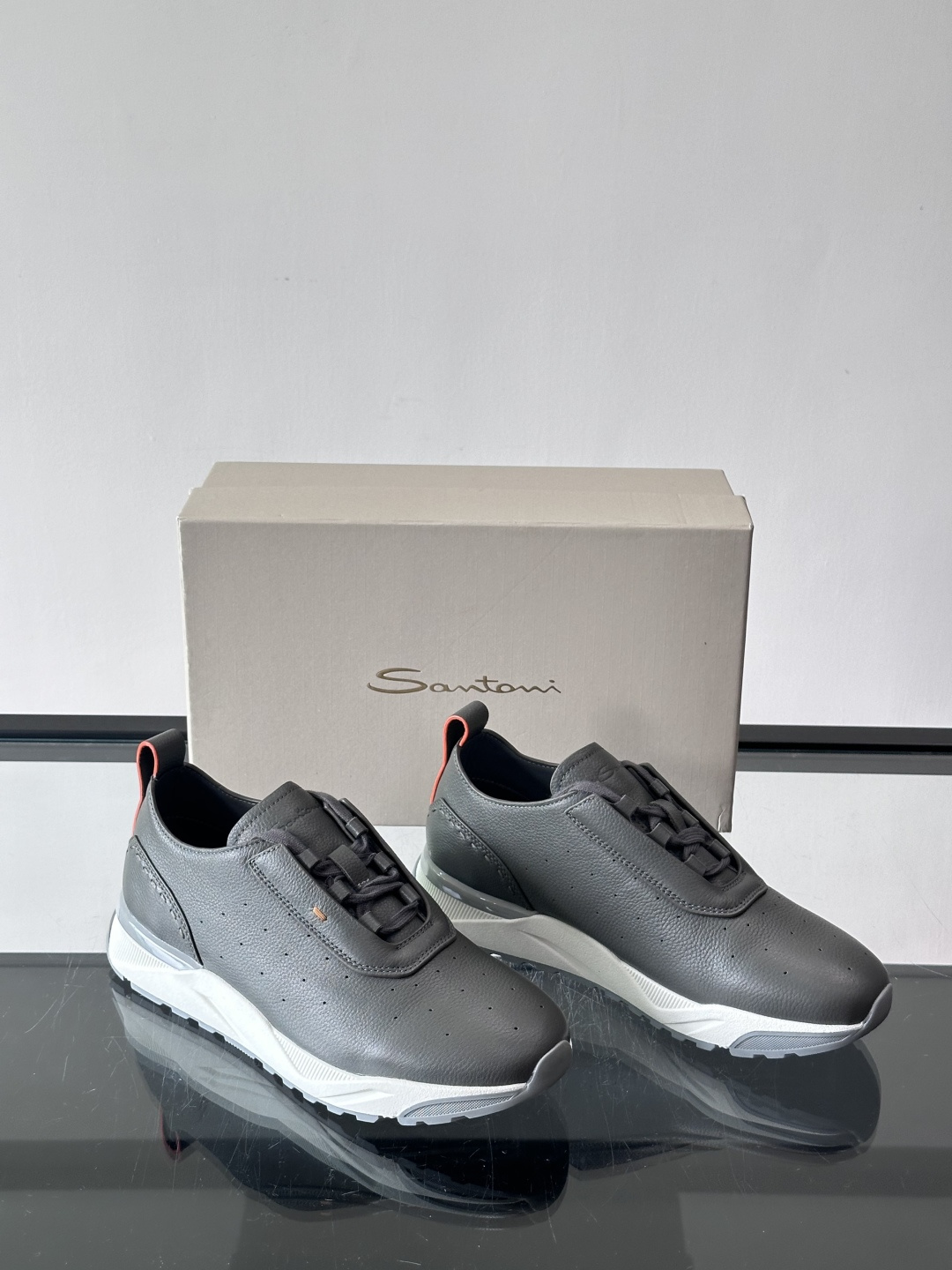 Santoni/圣东尼特别款男士皮革手工休闲鞋，水洗改色工艺，款式新颖时尚，鞋面里外采用进口牛皮制成，皮