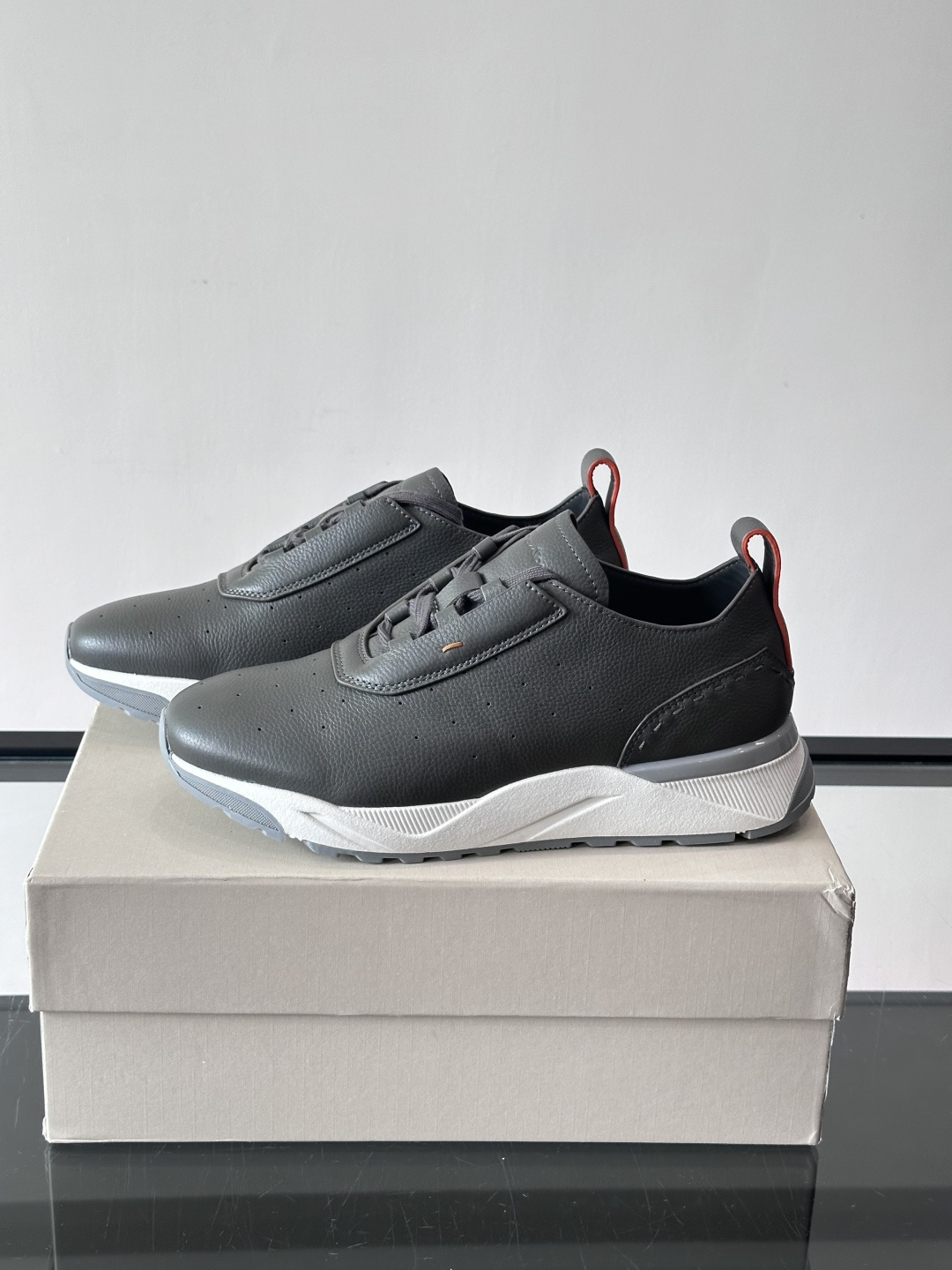 Santoni/圣东尼特别款男士皮革手工休闲鞋，水洗改色工艺，款式新颖时尚，鞋面里外采用进口牛皮制成，皮