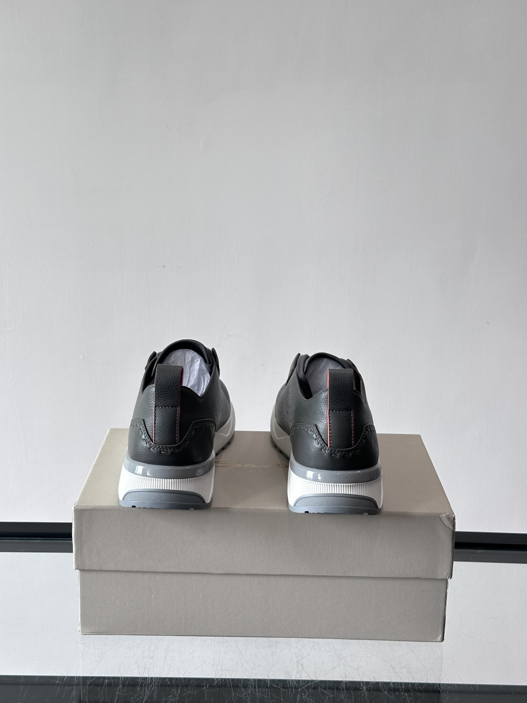 Santoni/圣东尼特别款男士皮革手工休闲鞋，水洗改色工艺，款式新颖时尚，鞋面里外采用进口牛皮制成，皮