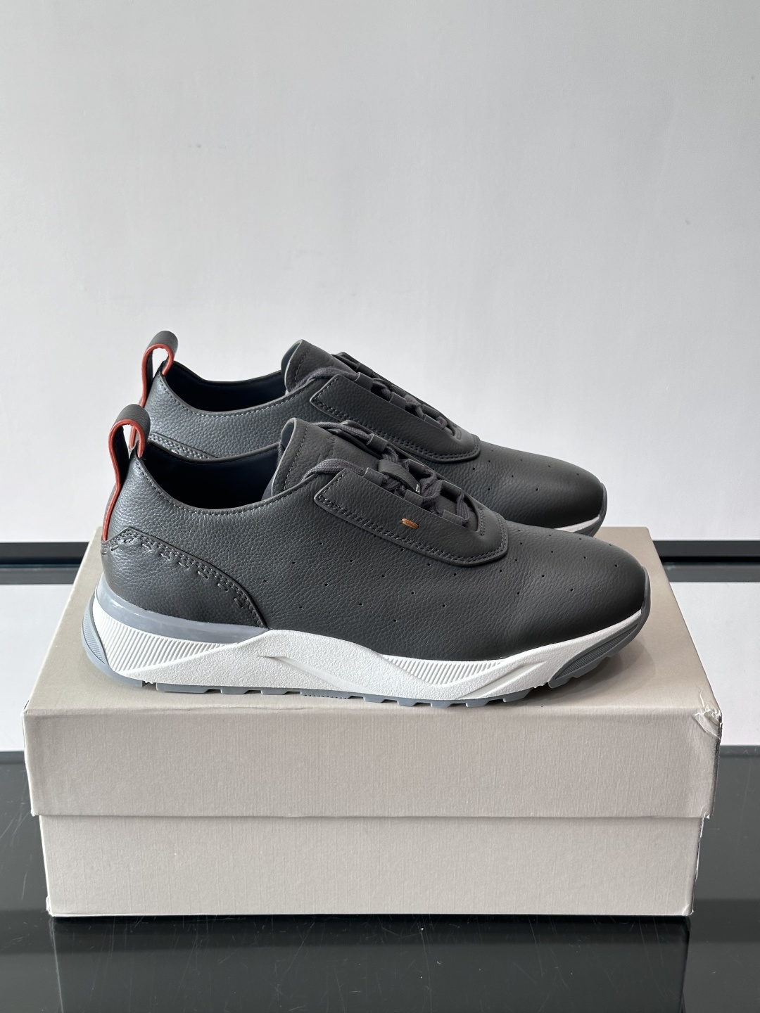 Santoni/圣东尼特别款男士皮革手工休闲鞋，水洗改色工艺，款式新颖时尚，鞋面里外采用进口牛皮制成，皮