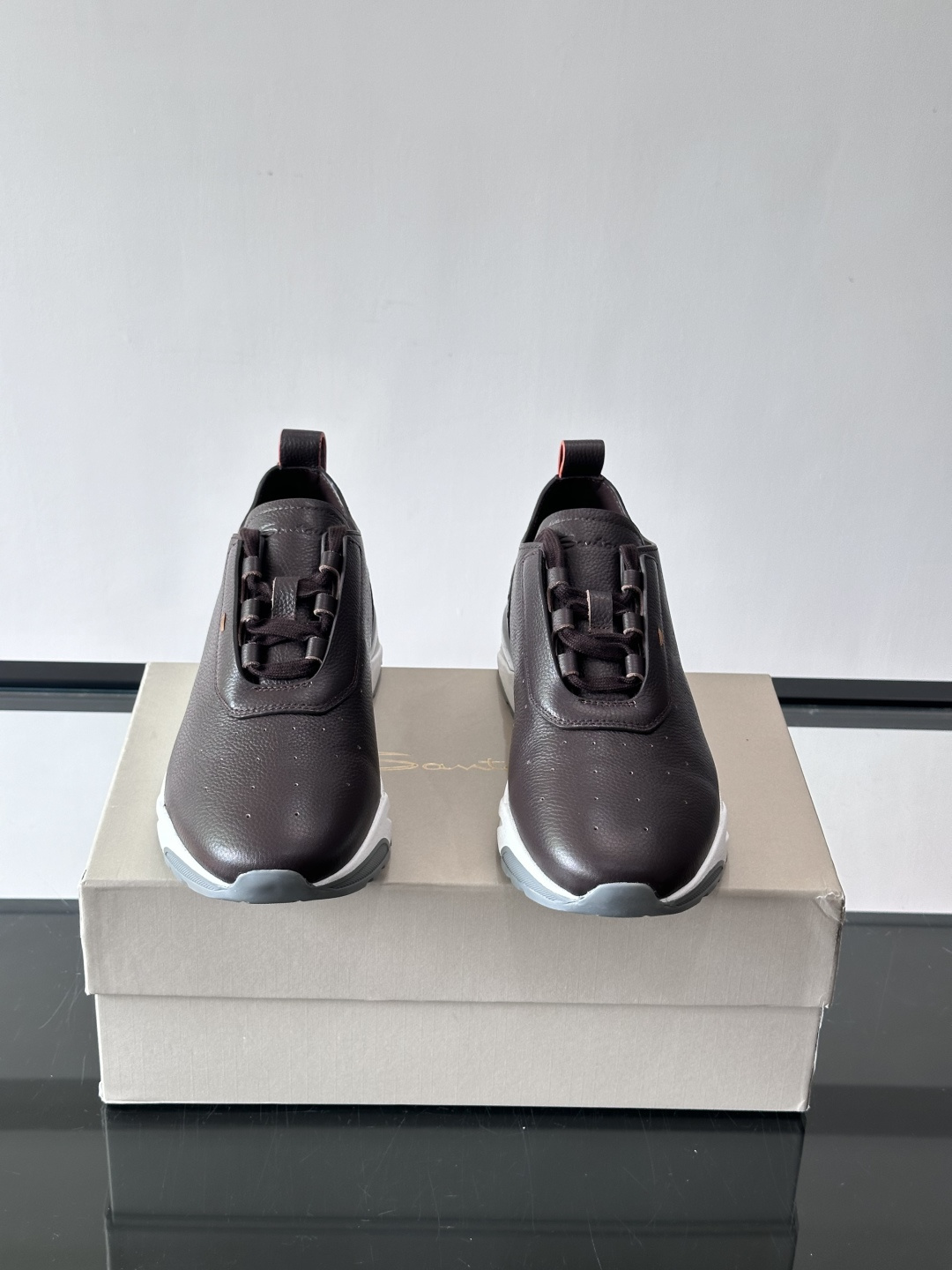 Santoni/圣东尼特别款男士皮革手工休闲鞋，水洗改色工艺，款式新颖时尚，鞋面里外采用进口牛皮制成，皮
