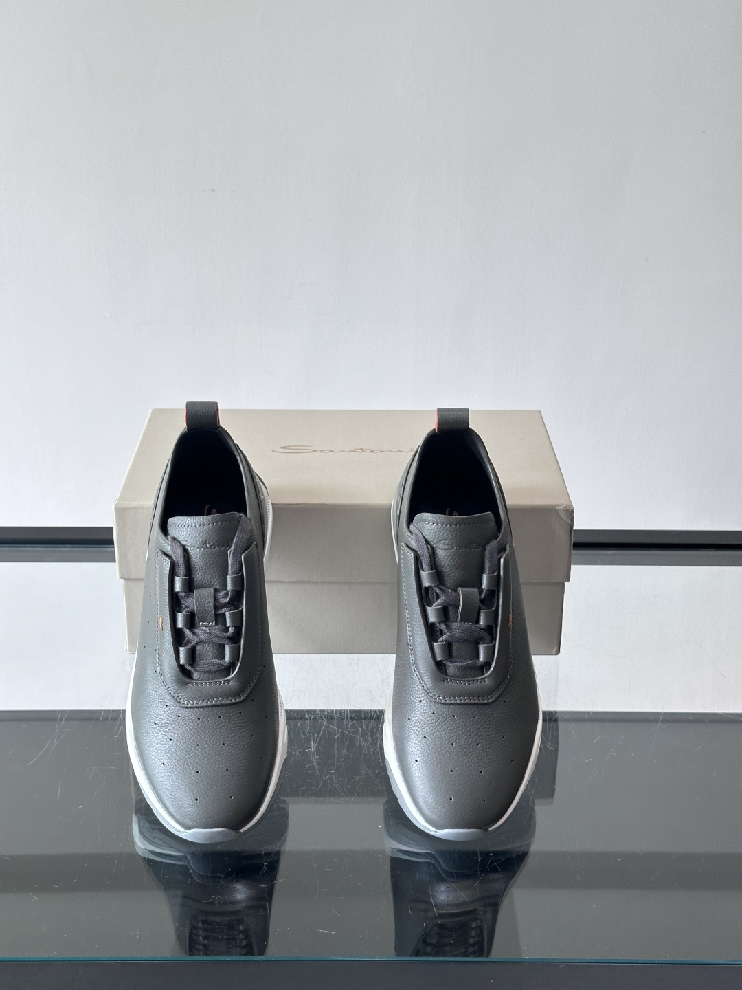 Santoni/圣东尼特别款男士皮革手工休闲鞋，水洗改色工艺，款式新颖时尚，鞋面里外采用进口牛皮制成，皮