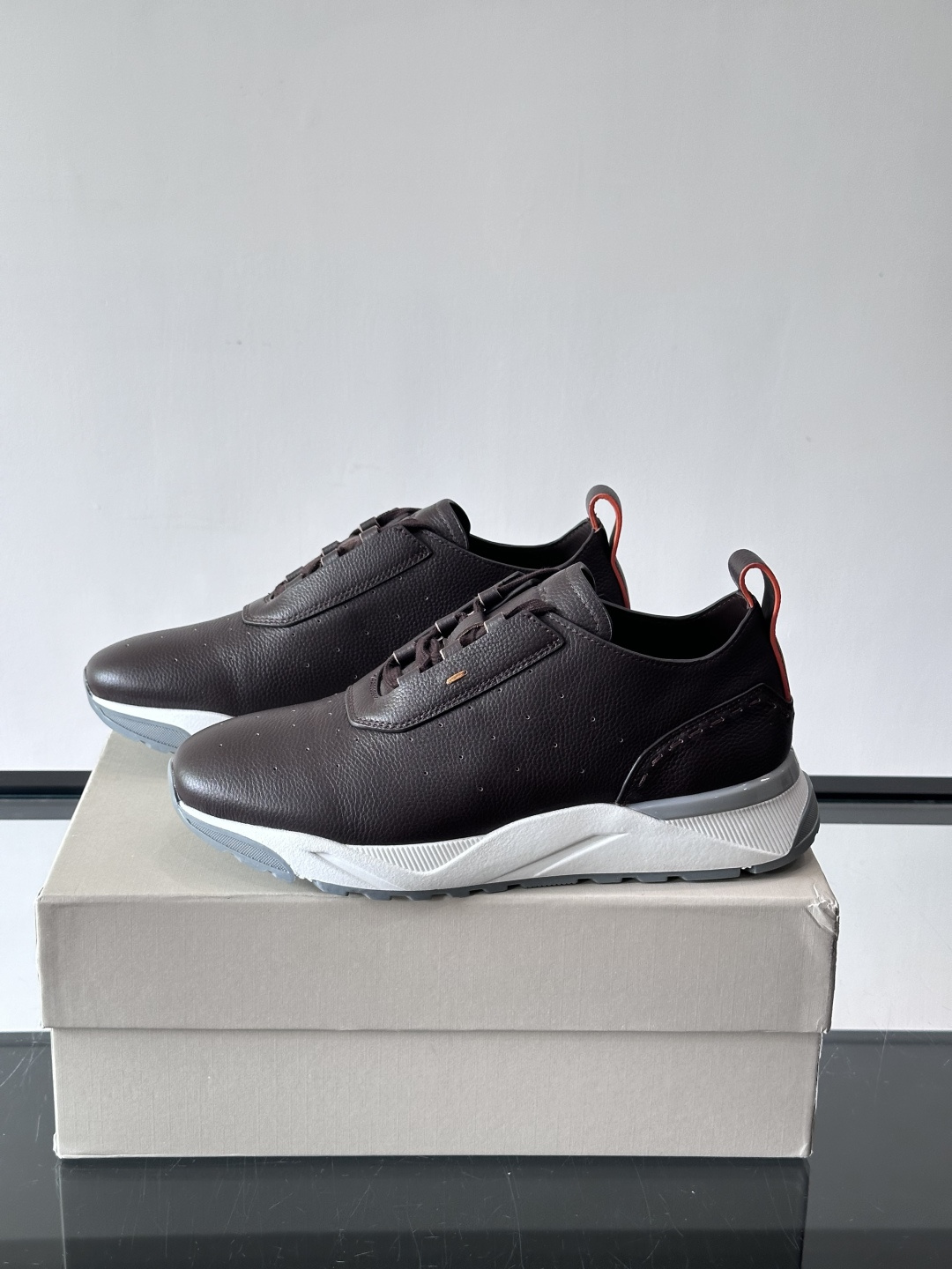 Santoni/圣东尼特别款男士皮革手工休闲鞋，水洗改色工艺，款式新颖时尚，鞋面里外采用进口牛皮制成，皮