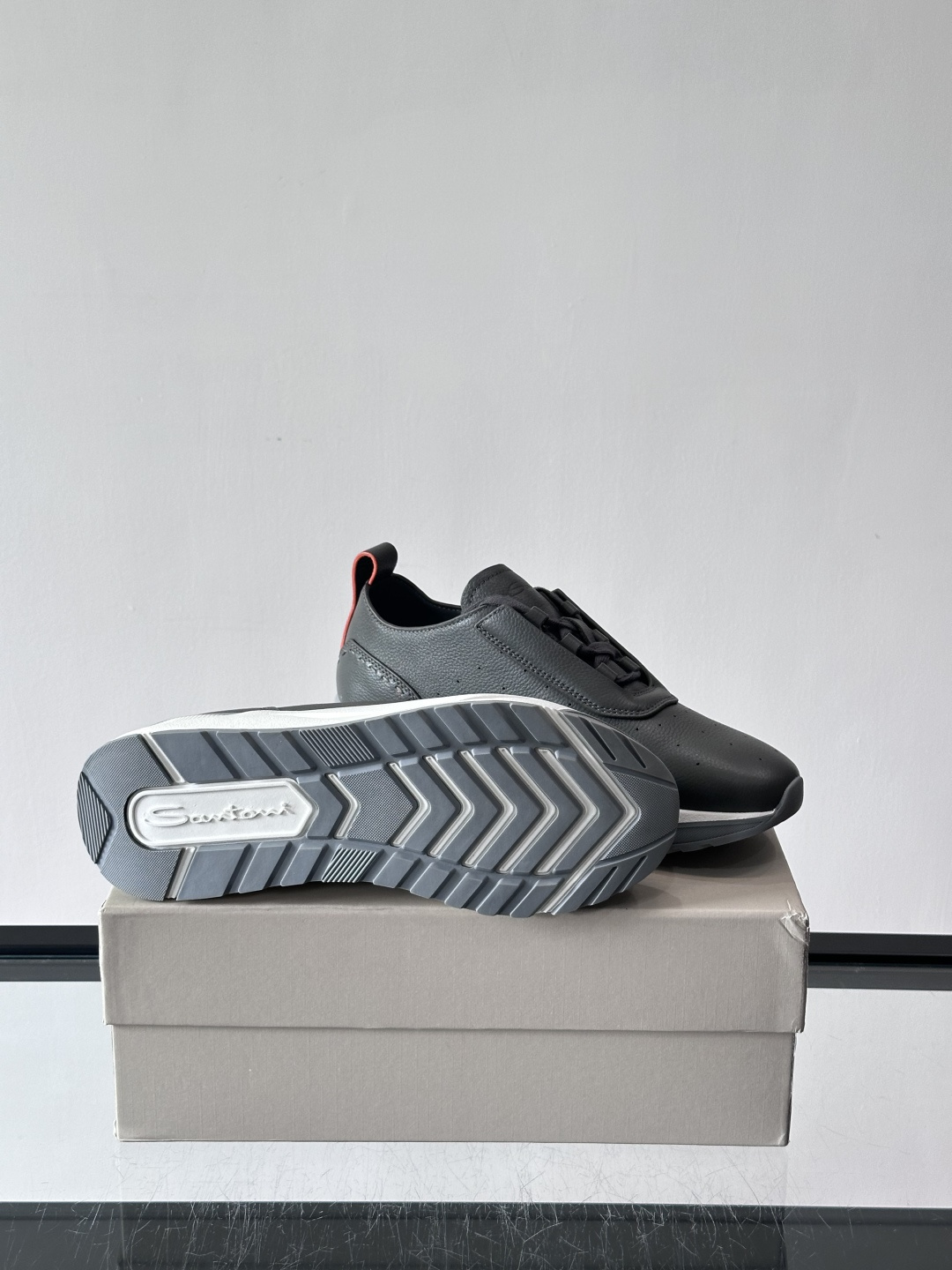 Santoni/圣东尼特别款男士皮革手工休闲鞋，水洗改色工艺，款式新颖时尚，鞋面里外采用进口牛皮制成，皮