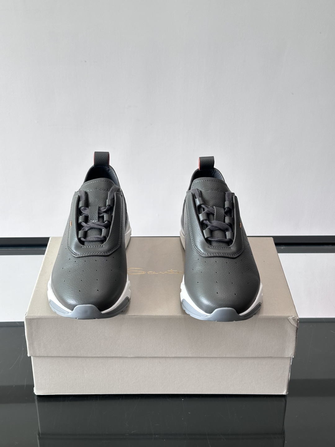 Santoni/圣东尼特别款男士皮革手工休闲鞋，水洗改色工艺，款式新颖时尚，鞋面里外采用进口牛皮制成，皮