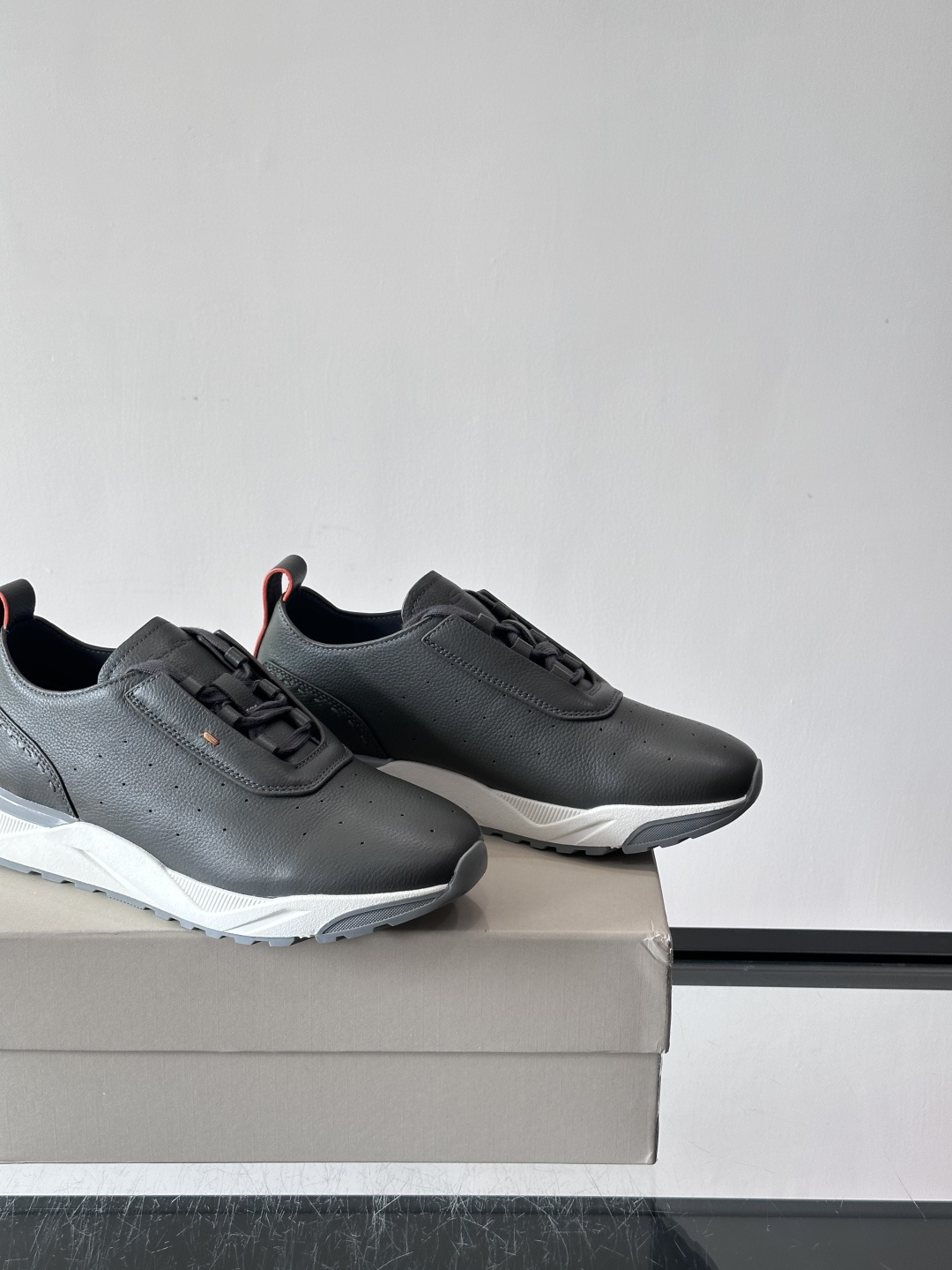 Santoni/圣东尼特别款男士皮革手工休闲鞋，水洗改色工艺，款式新颖时尚，鞋面里外采用进口牛皮制成，皮