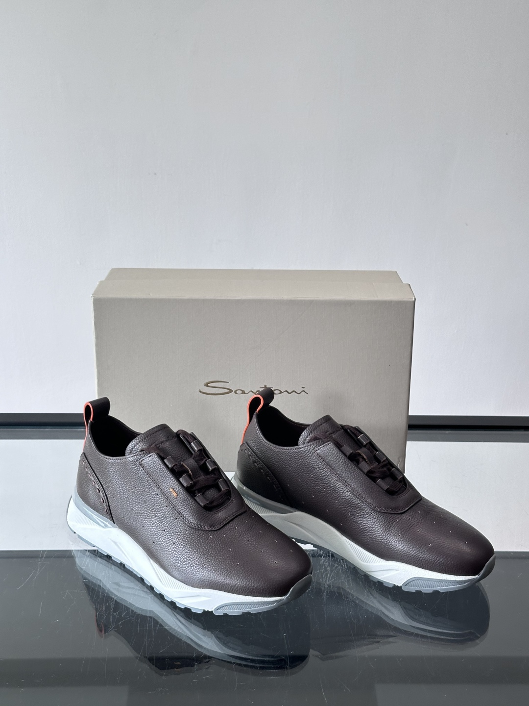 Santoni/圣东尼特别款男士皮革手工休闲鞋，水洗改色工艺，款式新颖时尚，鞋面里外采用进口牛皮制成，皮