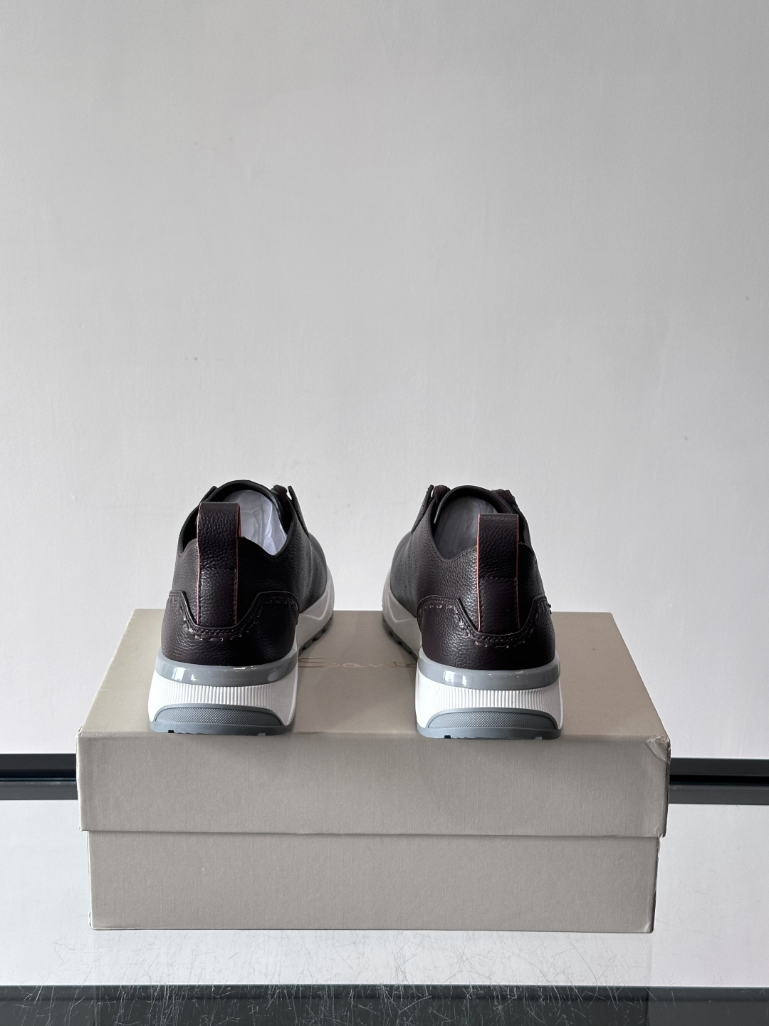 Santoni/圣东尼特别款男士皮革手工休闲鞋，水洗改色工艺，款式新颖时尚，鞋面里外采用进口牛皮制成，皮