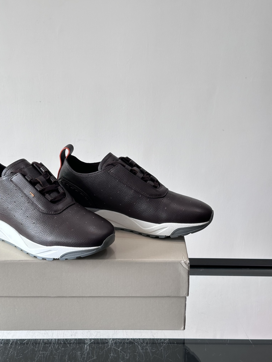 Santoni/圣东尼特别款男士皮革手工休闲鞋，水洗改色工艺，款式新颖时尚，鞋面里外采用进口牛皮制成，皮