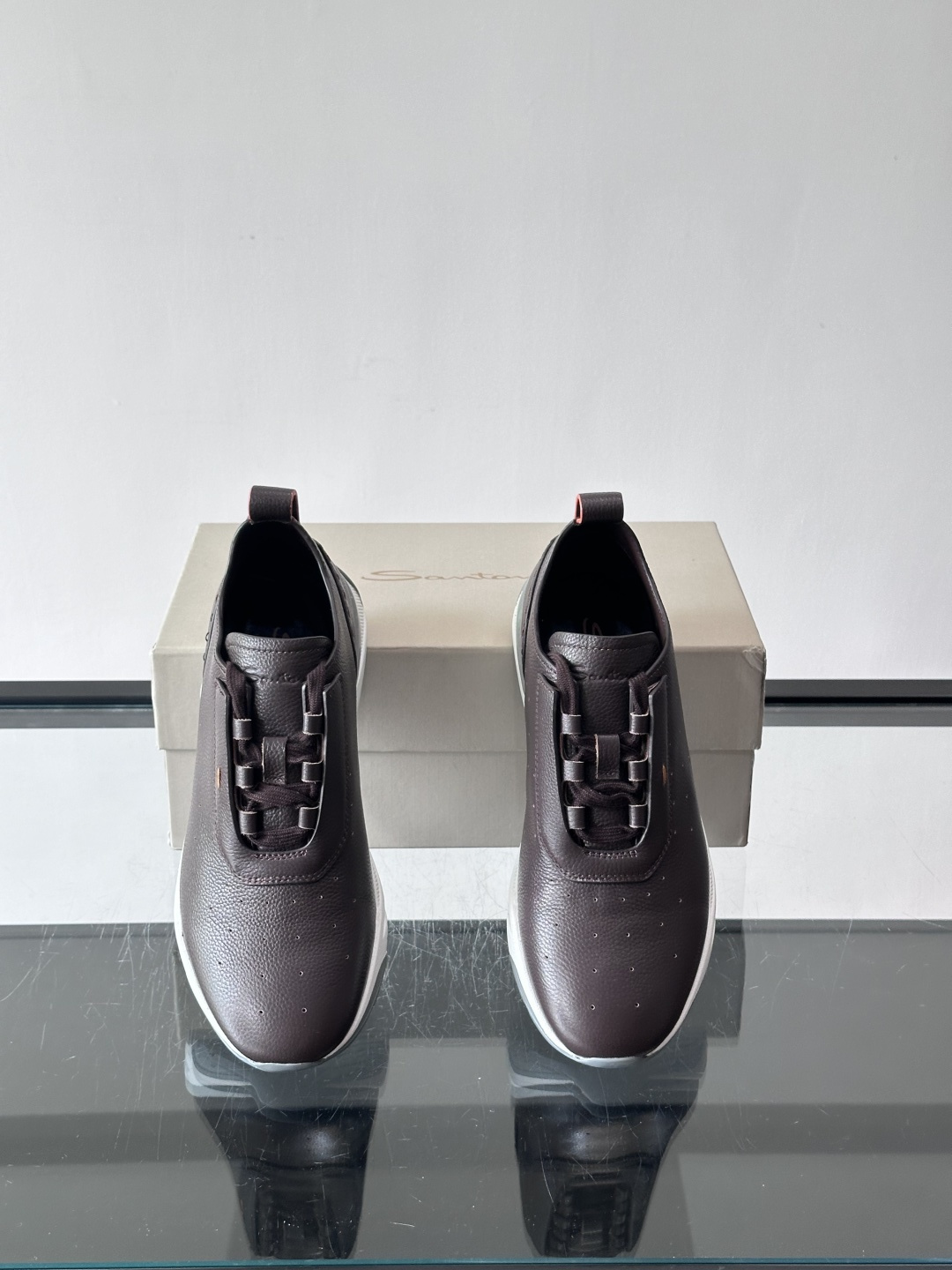 Santoni/圣东尼特别款男士皮革手工休闲鞋，水洗改色工艺，款式新颖时尚，鞋面里外采用进口牛皮制成，皮