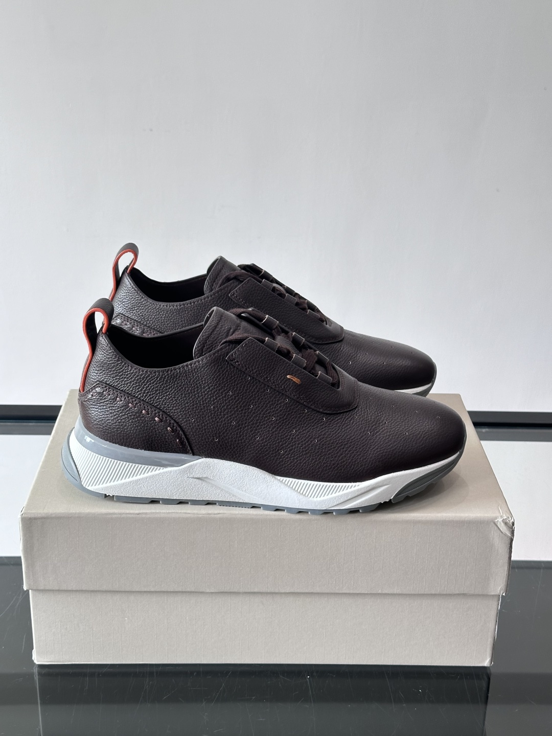 Santoni/圣东尼特别款男士皮革手工休闲鞋，水洗改色工艺，款式新颖时尚，鞋面里外采用进口牛皮制成，皮