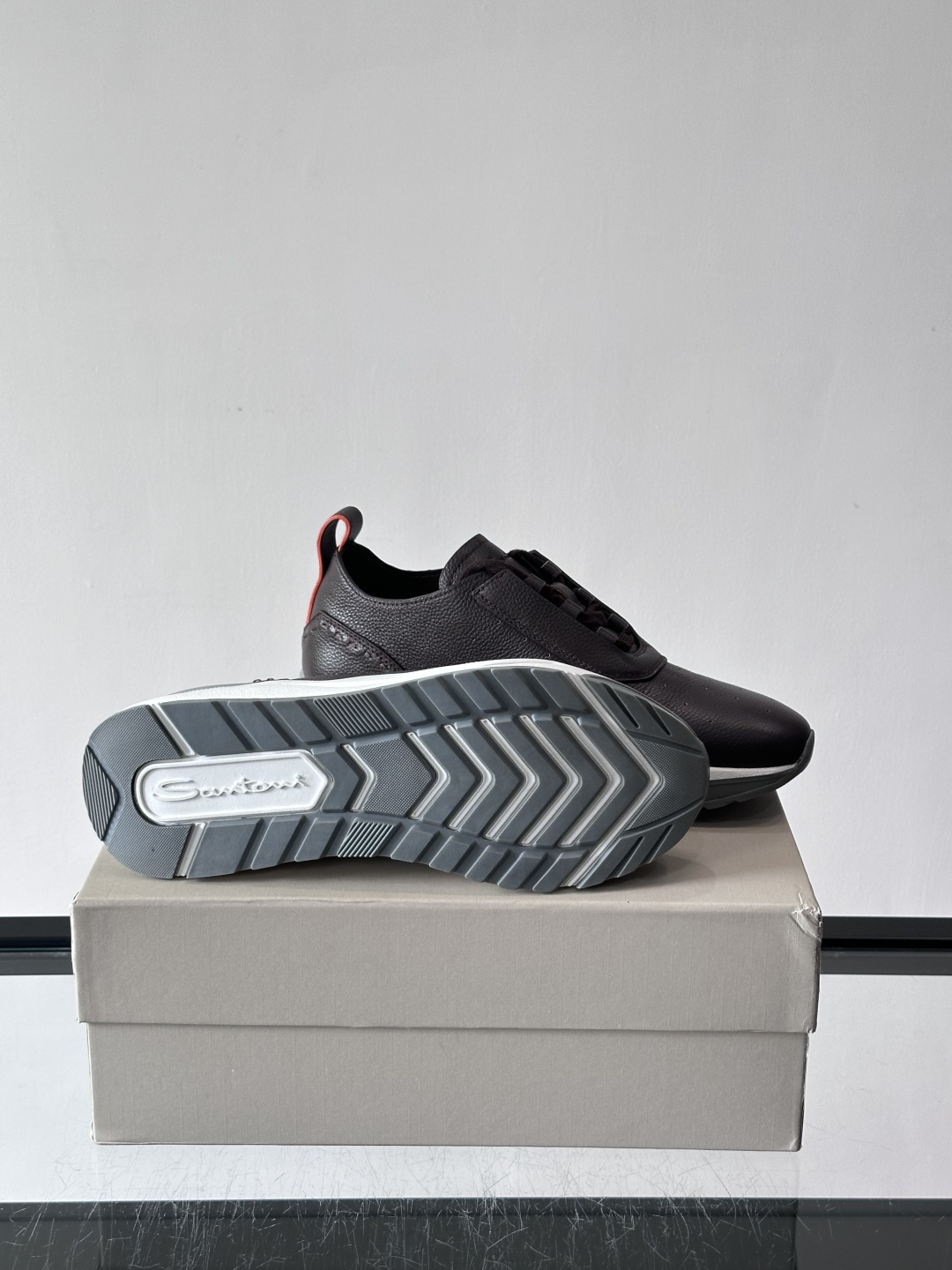 Santoni/圣东尼特别款男士皮革手工休闲鞋，水洗改色工艺，款式新颖时尚，鞋面里外采用进口牛皮制成，皮