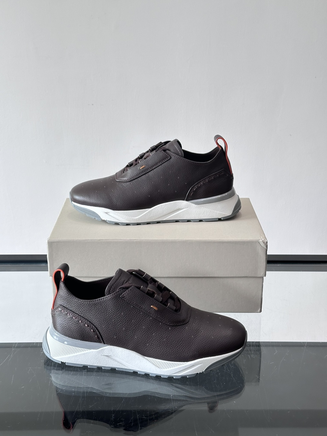 Santoni/圣东尼特别款男士皮革手工休闲鞋，水洗改色工艺，款式新颖时尚，鞋面里外采用进口牛皮制成，皮