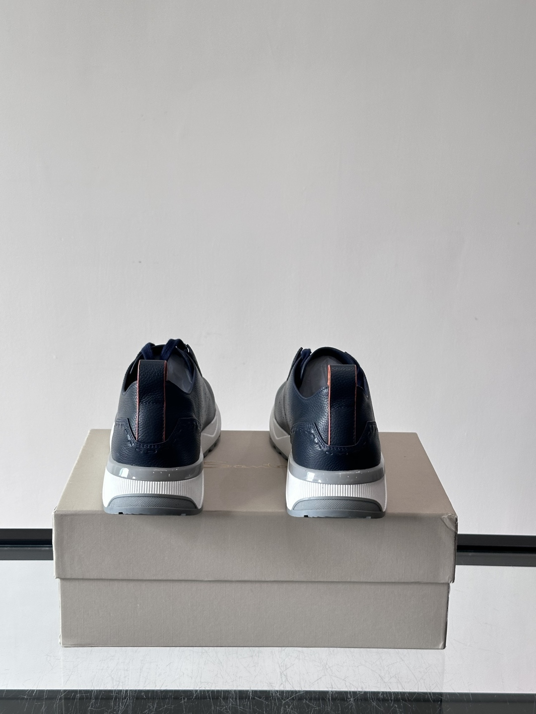 Santoni/圣东尼特别款男士皮革手工休闲鞋，水洗改色工艺，款式新颖时尚，鞋面里外采用进口牛皮制成，皮