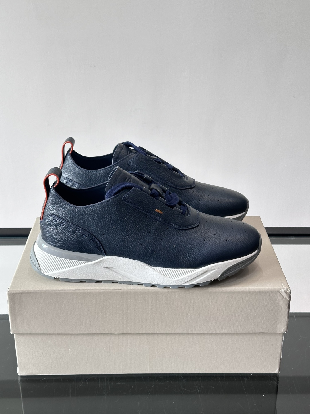 Santoni/圣东尼特别款男士皮革手工休闲鞋，水洗改色工艺，款式新颖时尚，鞋面里外采用进口牛皮制成，皮