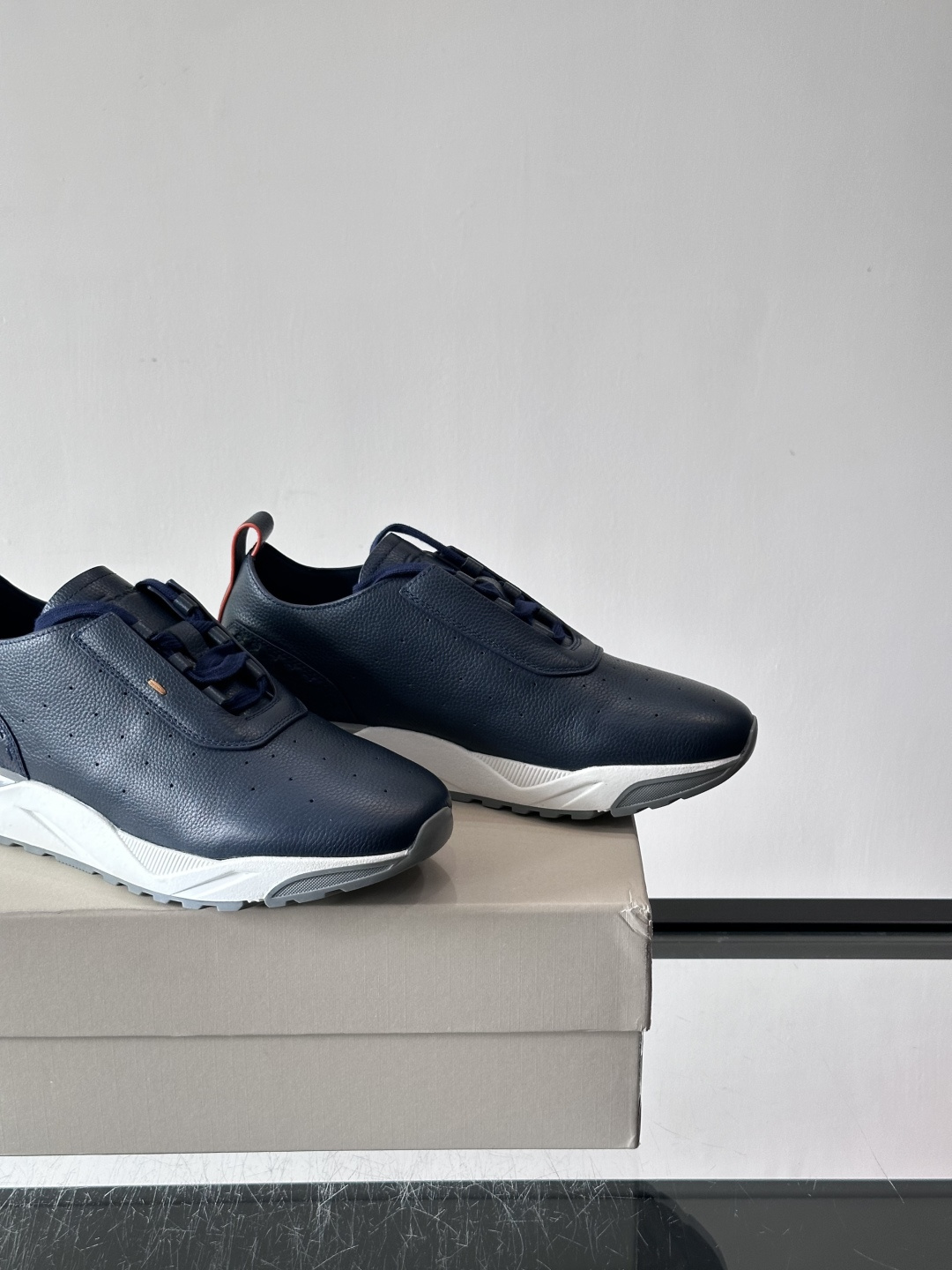 Santoni/圣东尼特别款男士皮革手工休闲鞋，水洗改色工艺，款式新颖时尚，鞋面里外采用进口牛皮制成，皮