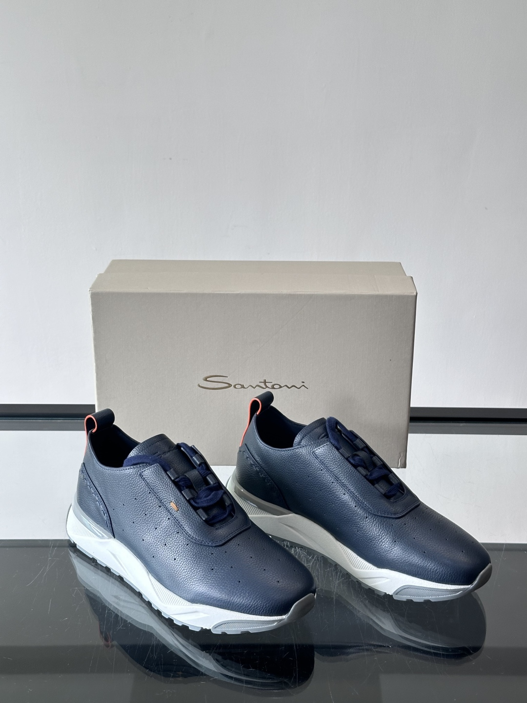 Santoni/圣东尼特别款男士皮革手工休闲鞋，水洗改色工艺，款式新颖时尚，鞋面里外采用进口牛皮制成，皮