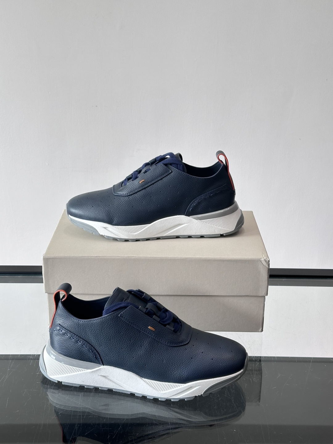 Santoni/圣东尼特别款男士皮革手工休闲鞋，水洗改色工艺，款式新颖时尚，鞋面里外采用进口牛皮制成，皮