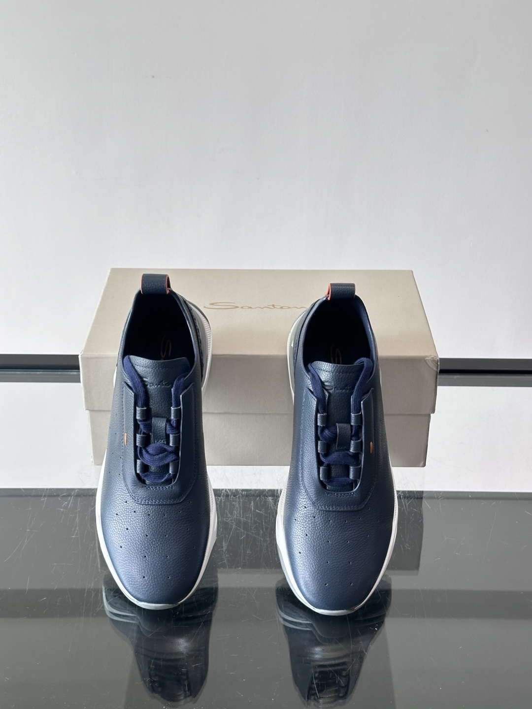 Santoni/圣东尼特别款男士皮革手工休闲鞋，水洗改色工艺，款式新颖时尚，鞋面里外采用进口牛皮制成，皮