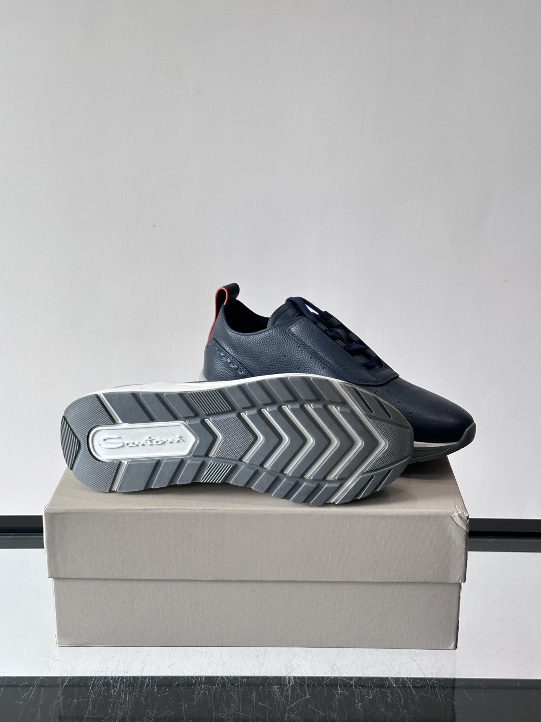 Santoni/圣东尼特别款男士皮革手工休闲鞋，水洗改色工艺，款式新颖时尚，鞋面里外采用进口牛皮制成，皮