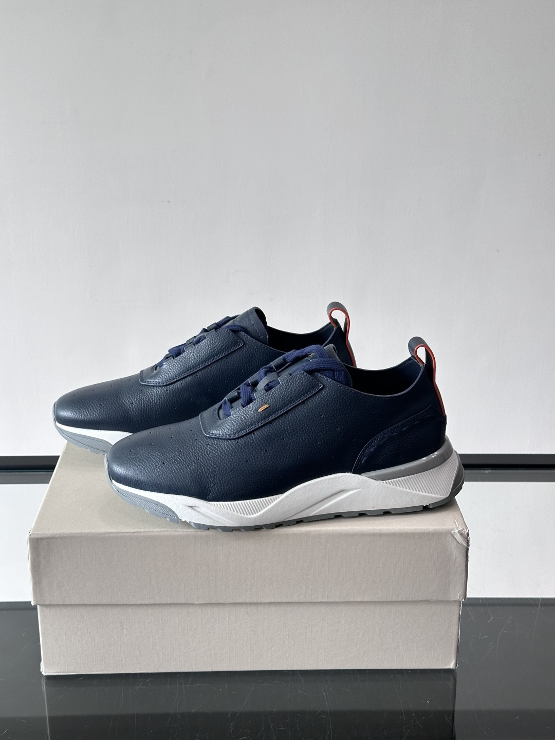 Santoni/圣东尼特别款男士皮革手工休闲鞋，水洗改色工艺，款式新颖时尚，鞋面里外采用进口牛皮制成，皮