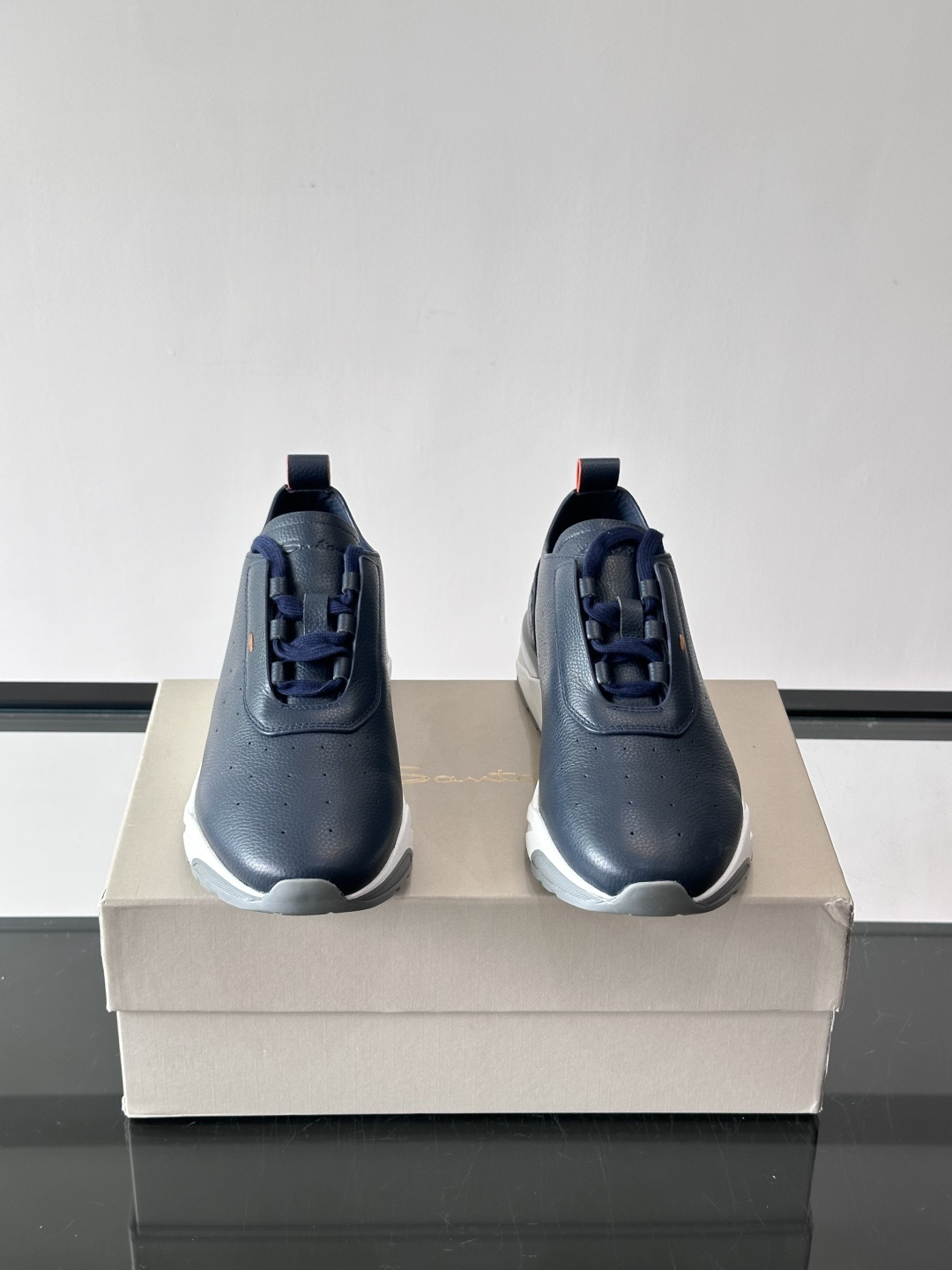 Santoni/圣东尼特别款男士皮革手工休闲鞋，水洗改色工艺，款式新颖时尚，鞋面里外采用进口牛皮制成，皮