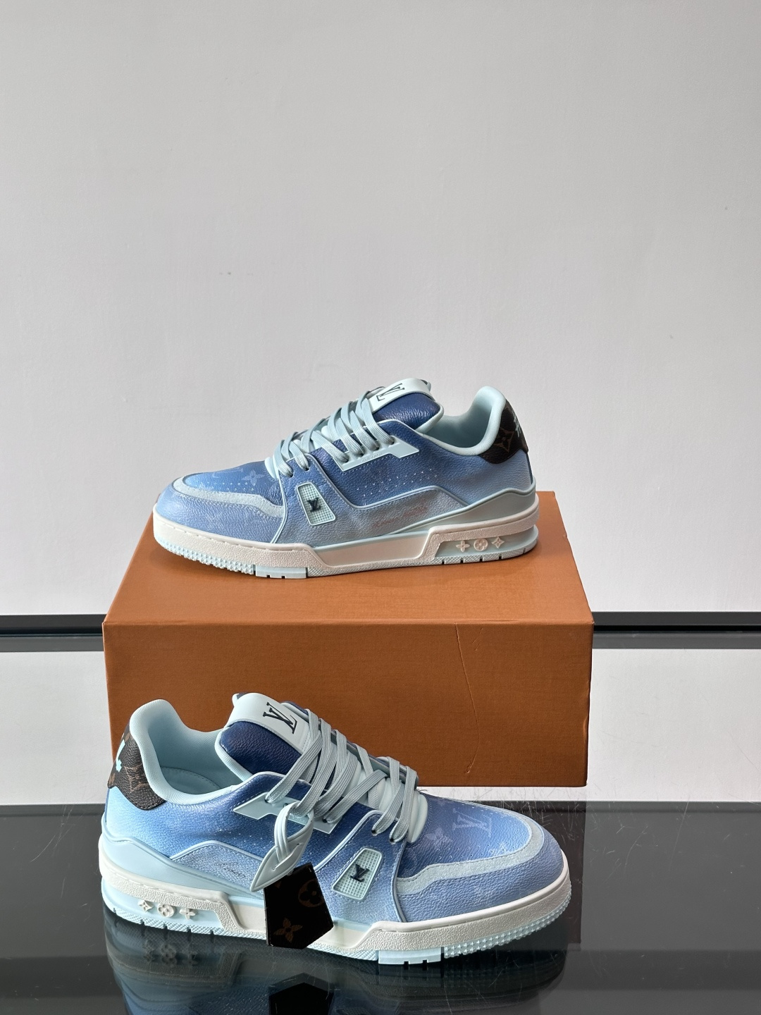 驴家 新配色 trainer运动鞋，本款 LV Trainer 运动鞋取材柔软粒面小牛皮，呈现纯净色调，