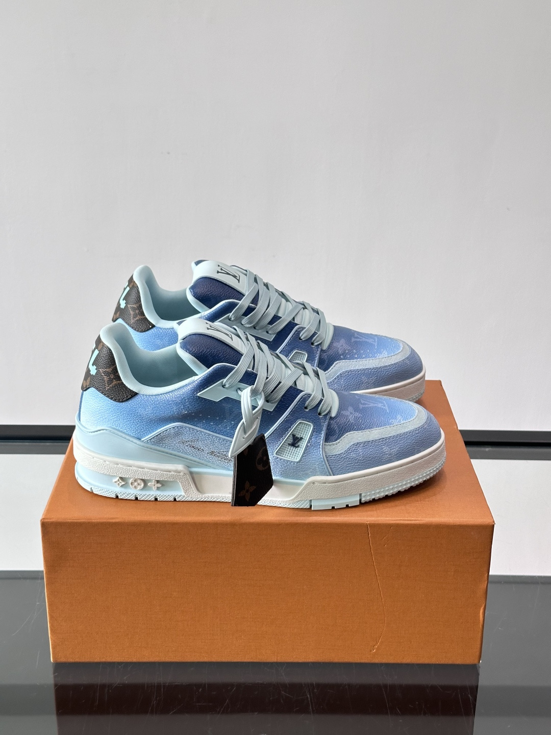 驴家 新配色 trainer运动鞋，本款 LV Trainer 运动鞋取材柔软粒面小牛皮，呈现纯净色调，