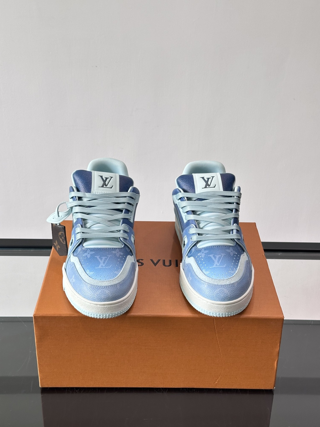 驴家 新配色 trainer运动鞋，本款 LV Trainer 运动鞋取材柔软粒面小牛皮，呈现纯净色调，