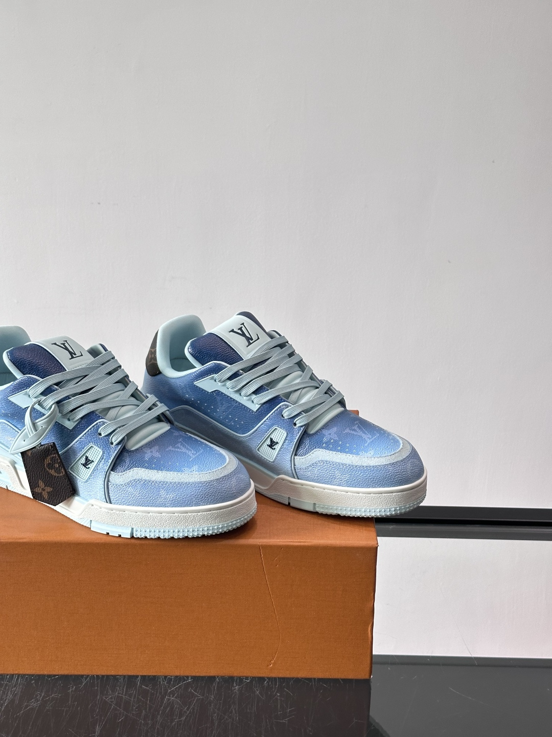 驴家 新配色 trainer运动鞋，本款 LV Trainer 运动鞋取材柔软粒面小牛皮，呈现纯净色调，