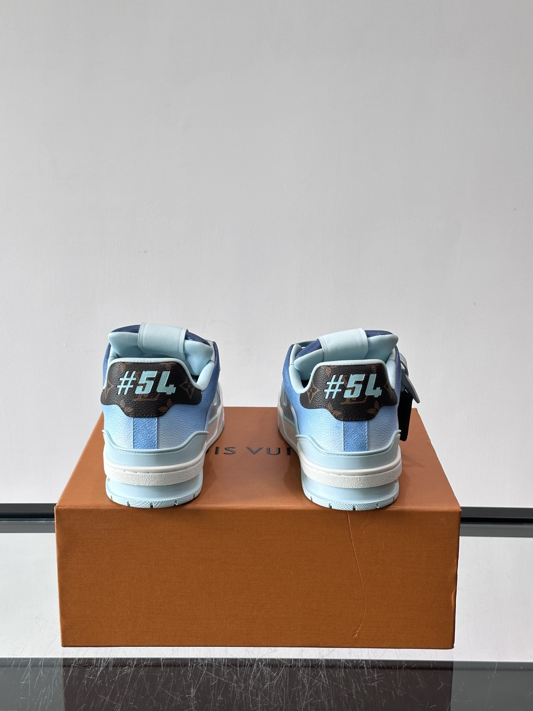 驴家 新配色 trainer运动鞋，本款 LV Trainer 运动鞋取材柔软粒面小牛皮，呈现纯净色调，