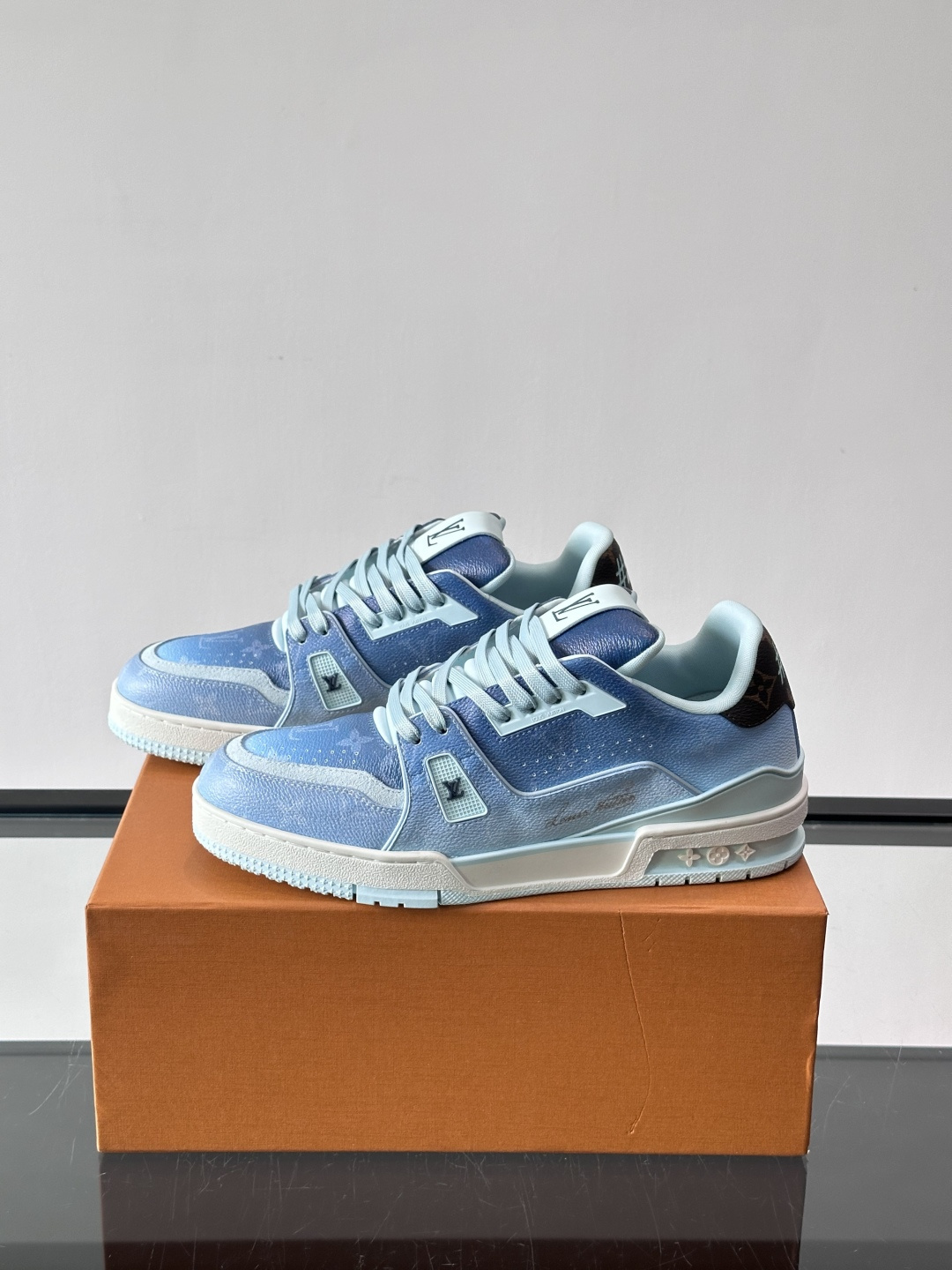 驴家 新配色 trainer运动鞋，本款 LV Trainer 运动鞋取材柔软粒面小牛皮，呈现纯净色调，