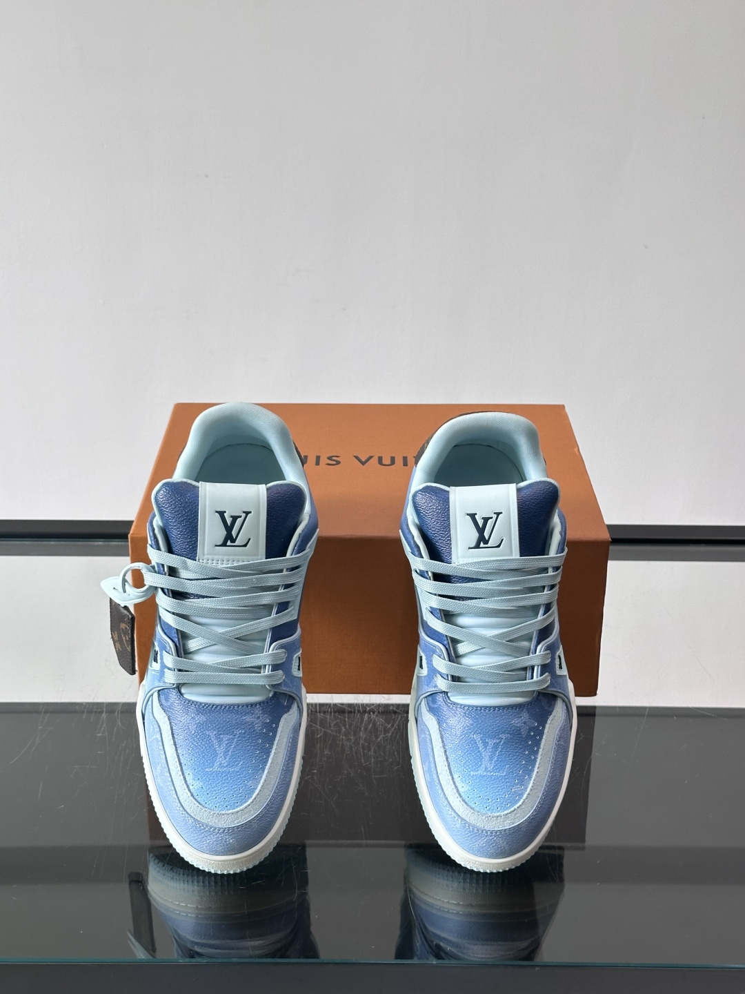 驴家 新配色 trainer运动鞋，本款 LV Trainer 运动鞋取材柔软粒面小牛皮，呈现纯净色调，