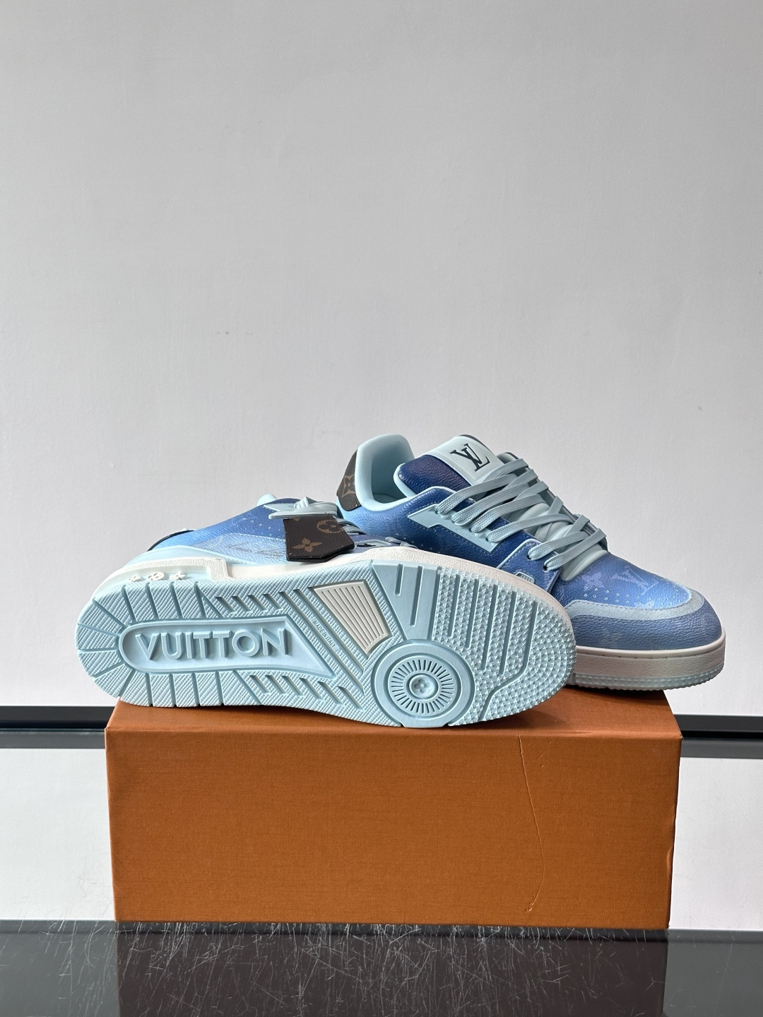 驴家 新配色 trainer运动鞋，本款 LV Trainer 运动鞋取材柔软粒面小牛皮，呈现纯净色调，