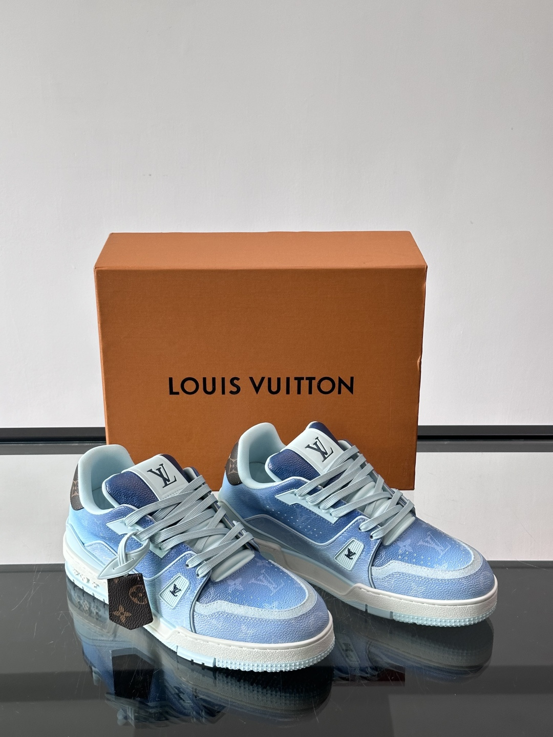 驴家 新配色 trainer运动鞋，本款 LV Trainer 运动鞋取材柔软粒面小牛皮，呈现纯净色调，