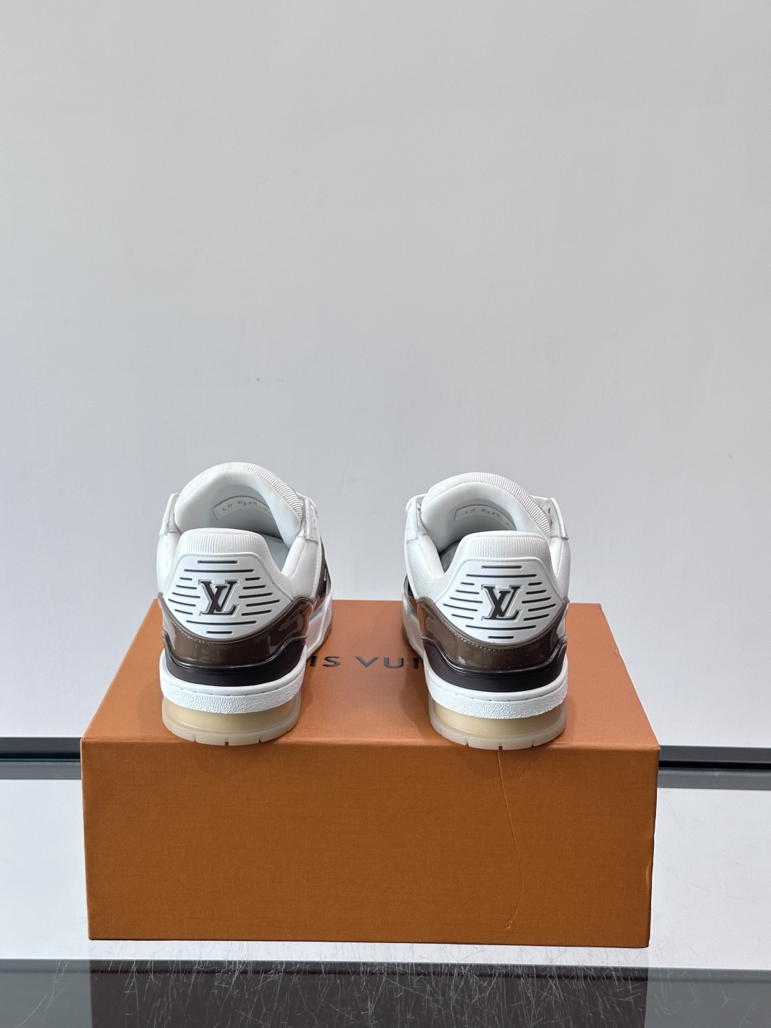 驴家 新配色 trainer运动鞋，本款 LV Trainer 运动鞋取材柔软粒面小牛皮，呈现纯净色调，