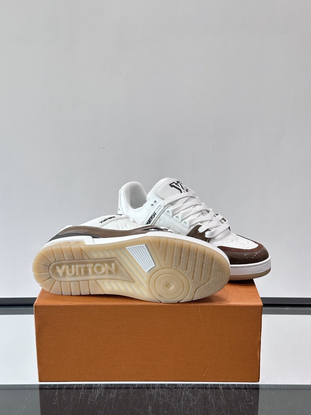 驴家 新配色 trainer运动鞋，本款 LV Trainer 运动鞋取材柔软粒面小牛皮，呈现纯净色调，