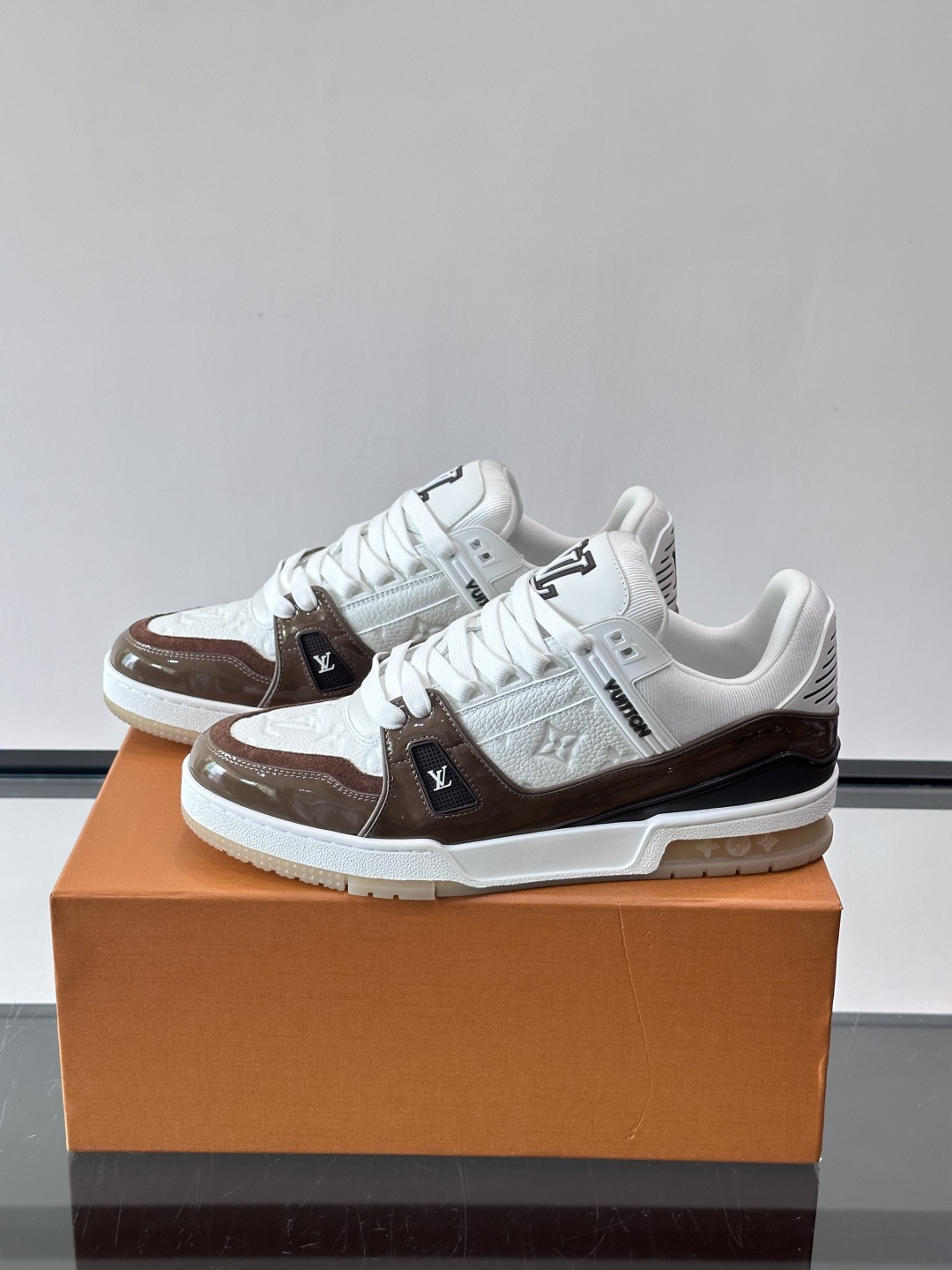 驴家 新配色 trainer运动鞋，本款 LV Trainer 运动鞋取材柔软粒面小牛皮，呈现纯净色调，