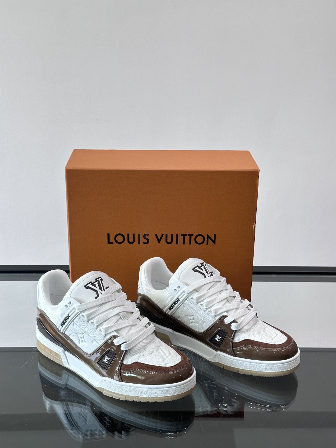 驴家 新配色 trainer运动鞋，本款 LV Trainer 运动鞋取材柔软粒面小牛皮，呈现纯净色调，