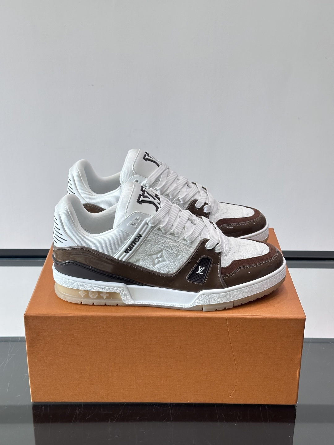 驴家 新配色 trainer运动鞋，本款 LV Trainer 运动鞋取材柔软粒面小牛皮，呈现纯净色调，