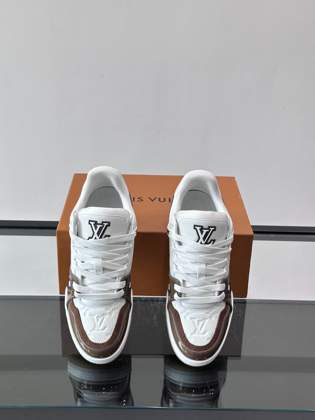 驴家 新配色 trainer运动鞋，本款 LV Trainer 运动鞋取材柔软粒面小牛皮，呈现纯净色调，