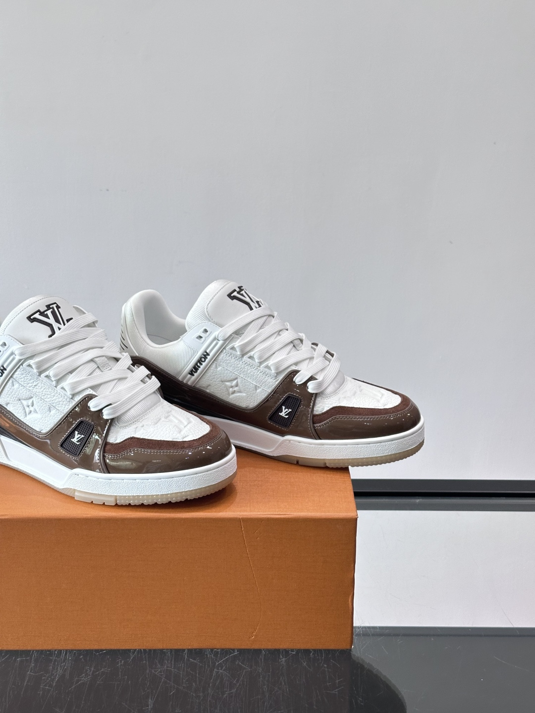 驴家 新配色 trainer运动鞋，本款 LV Trainer 运动鞋取材柔软粒面小牛皮，呈现纯净色调，