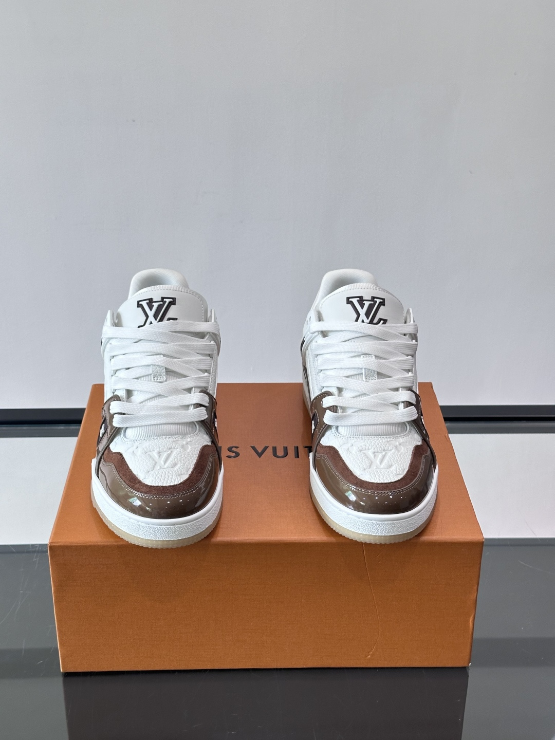 驴家 新配色 trainer运动鞋，本款 LV Trainer 运动鞋取材柔软粒面小牛皮，呈现纯净色调，