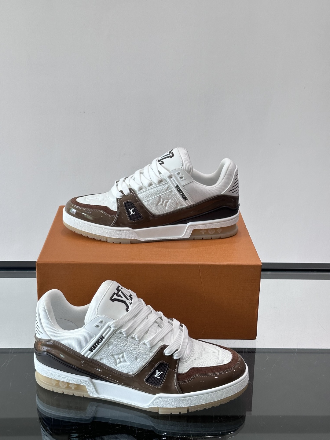 驴家 新配色 trainer运动鞋，本款 LV Trainer 运动鞋取材柔软粒面小牛皮，呈现纯净色调，