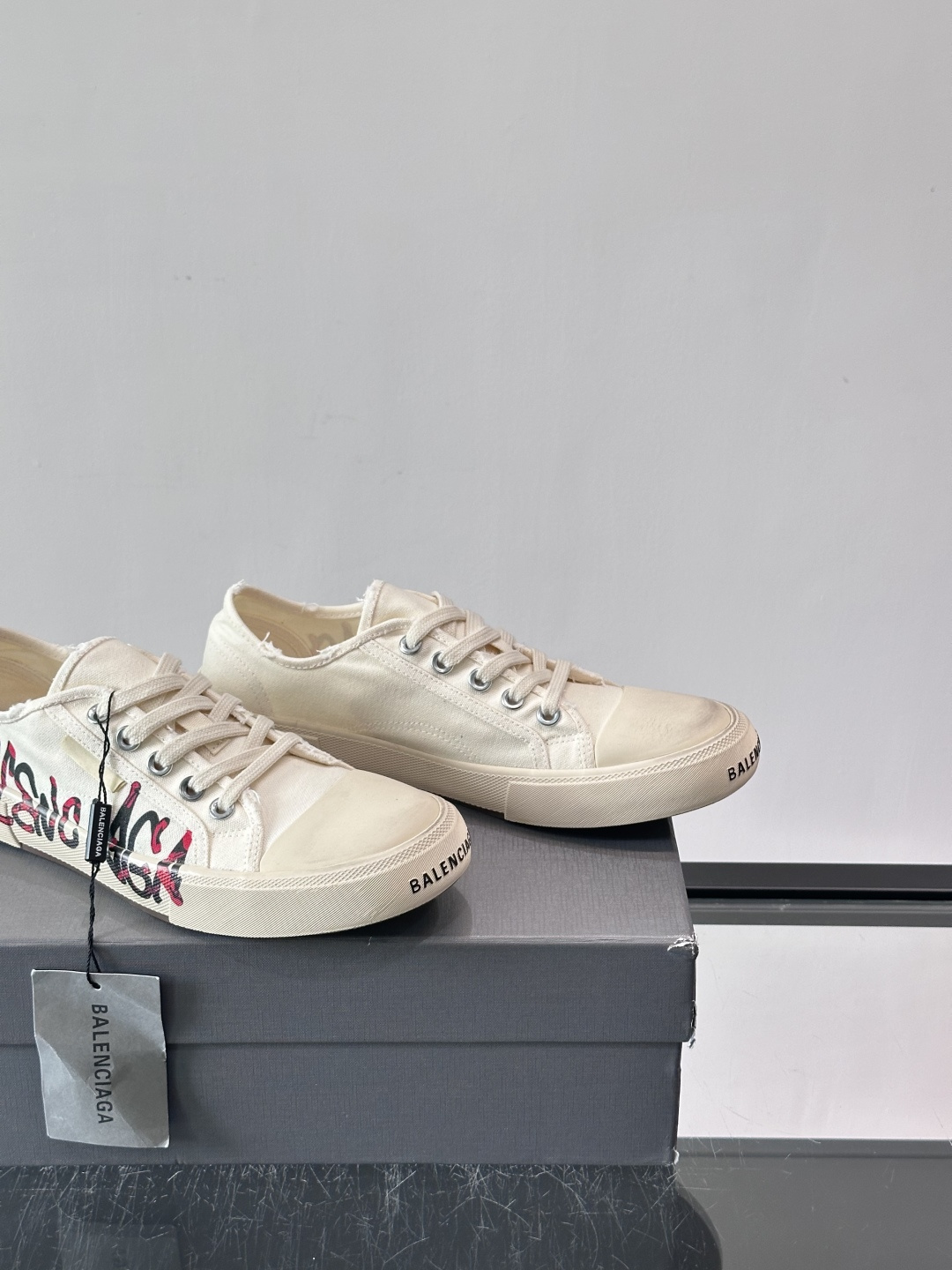 Balenciaga巴黎世家这款低帮帆布板鞋，鞋身搭配红黑涂鸦logo，街头感十足！鞋面是帆布材质，橡胶