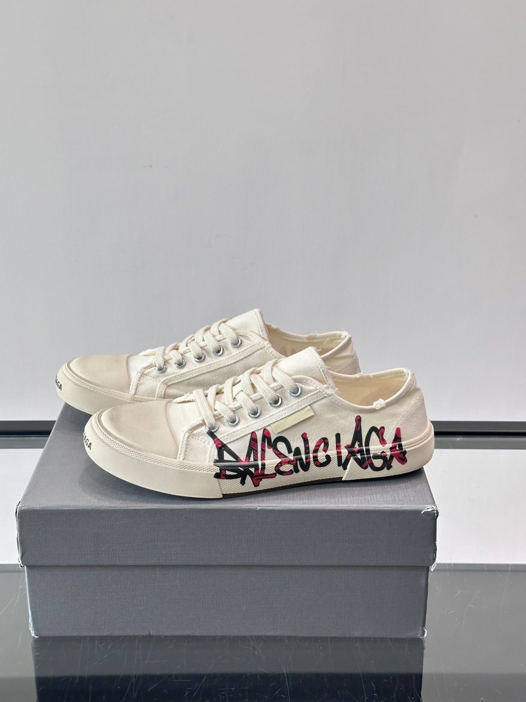 Balenciaga巴黎世家这款低帮帆布板鞋，鞋身搭配红黑涂鸦logo，街头感十足！鞋面是帆布材质，橡胶