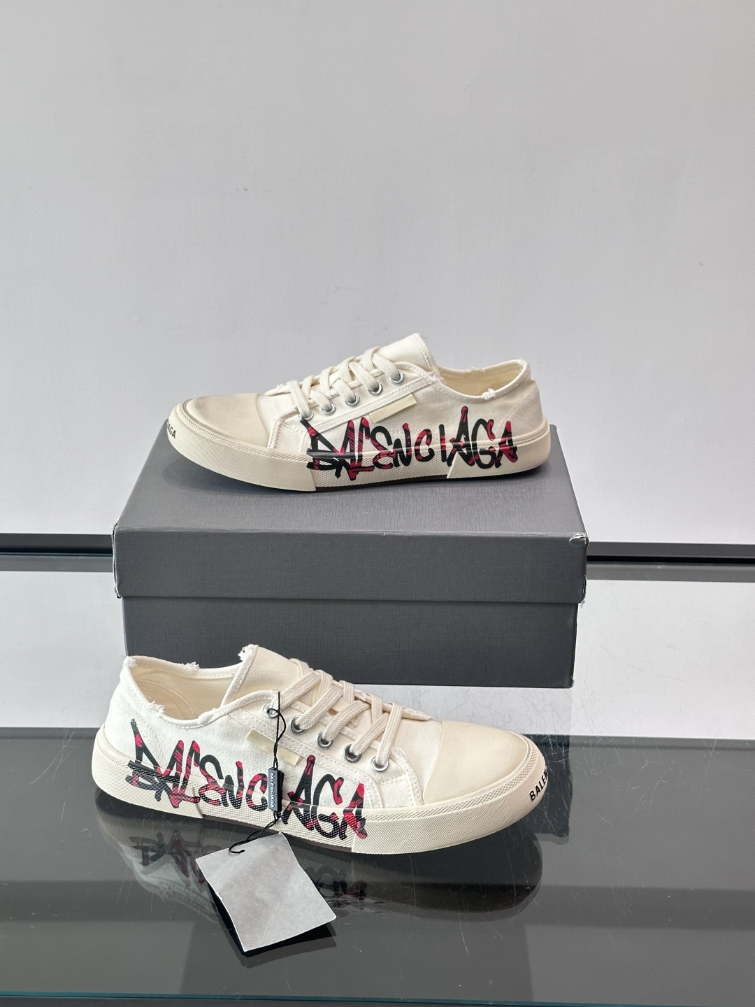 Balenciaga巴黎世家这款低帮帆布板鞋，鞋身搭配红黑涂鸦logo，街头感十足！鞋面是帆布材质，橡胶
