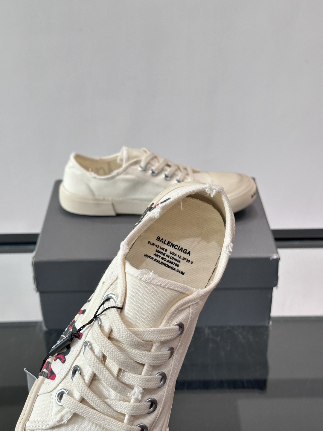Balenciaga巴黎世家这款低帮帆布板鞋，鞋身搭配红黑涂鸦logo，街头感十足！鞋面是帆布材质，橡胶