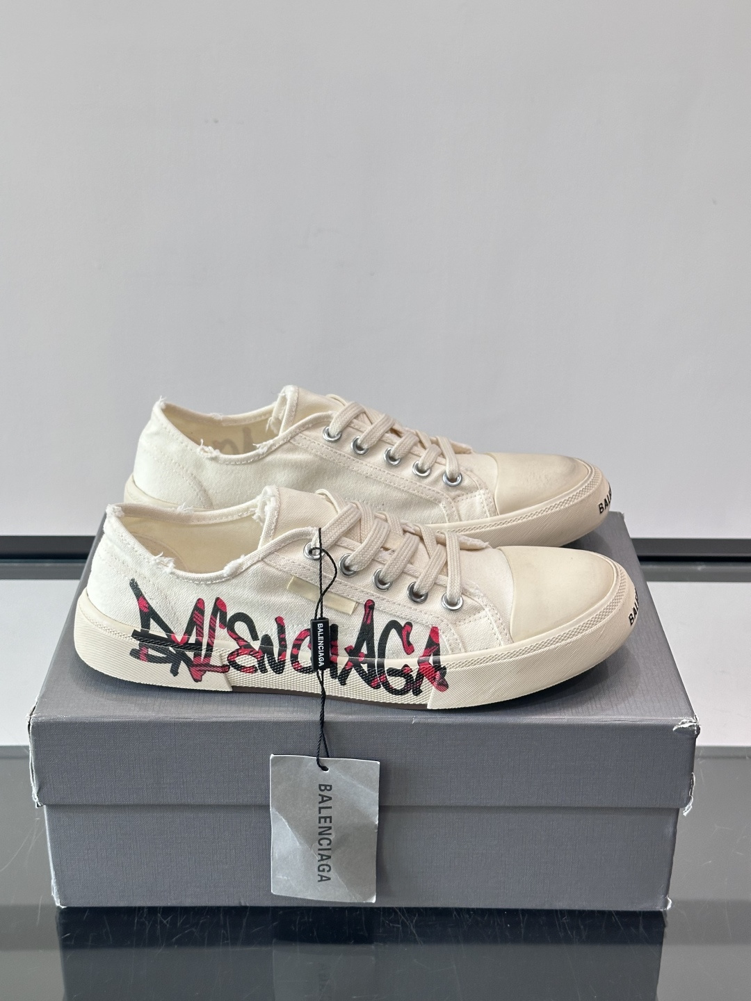 Balenciaga巴黎世家这款低帮帆布板鞋，鞋身搭配红黑涂鸦logo，街头感十足！鞋面是帆布材质，橡胶